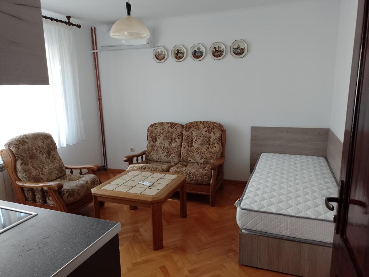 Apartment цвят бяло *
