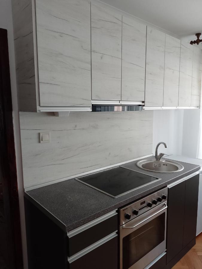 Apartment цвят бяло